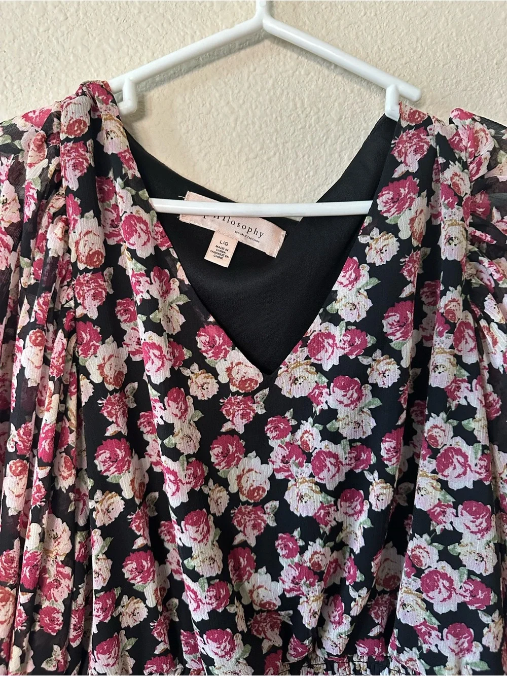 Philosophy women's Floral V-Neck - Black with Pink Roses size L/ NWOT 1008